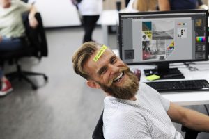 aliviar el estrés y la ansiedad del día a día también es necesario hombre feliz 300x200 - aliviar-el-estrés-y-la-ansiedad-del-día-a-día-también-es-necesario-hombre-feliz