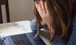 ventajas y desventajas de tener aficiones online mujer triste 300x180 - ventajas-y-desventajas-de-tener-aficiones-online-mujer-triste