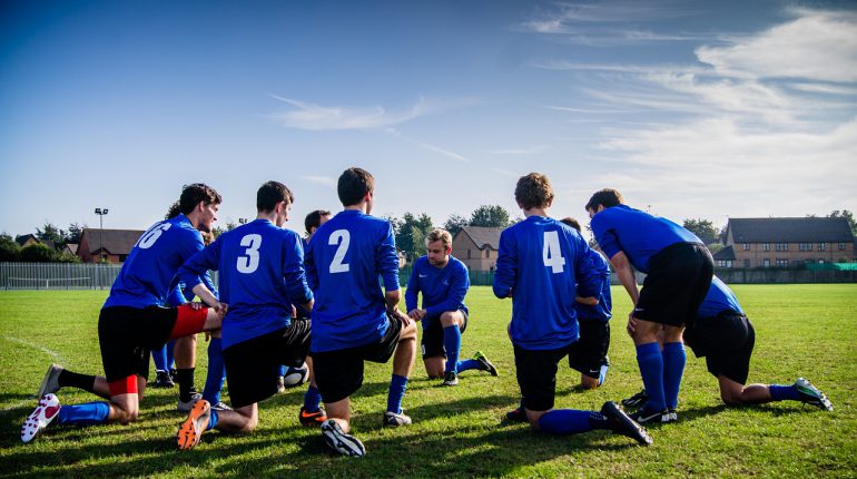 Equipo de fútbol 770x430 - Cómo formar tu equipo perfecto para cualquier deporte
