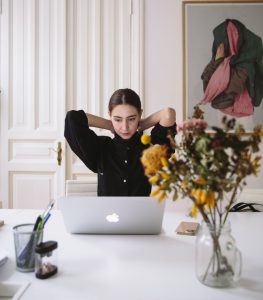 espacio de trabajo 1 263x300 - ¿Cómo afecta el teletrabajo a nuestro cuerpo?